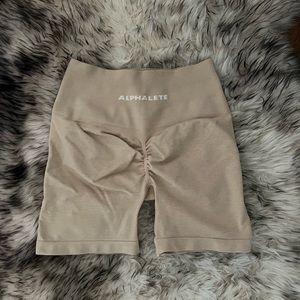 Alphalete Amplify Shorts - Hazelnut - size XS